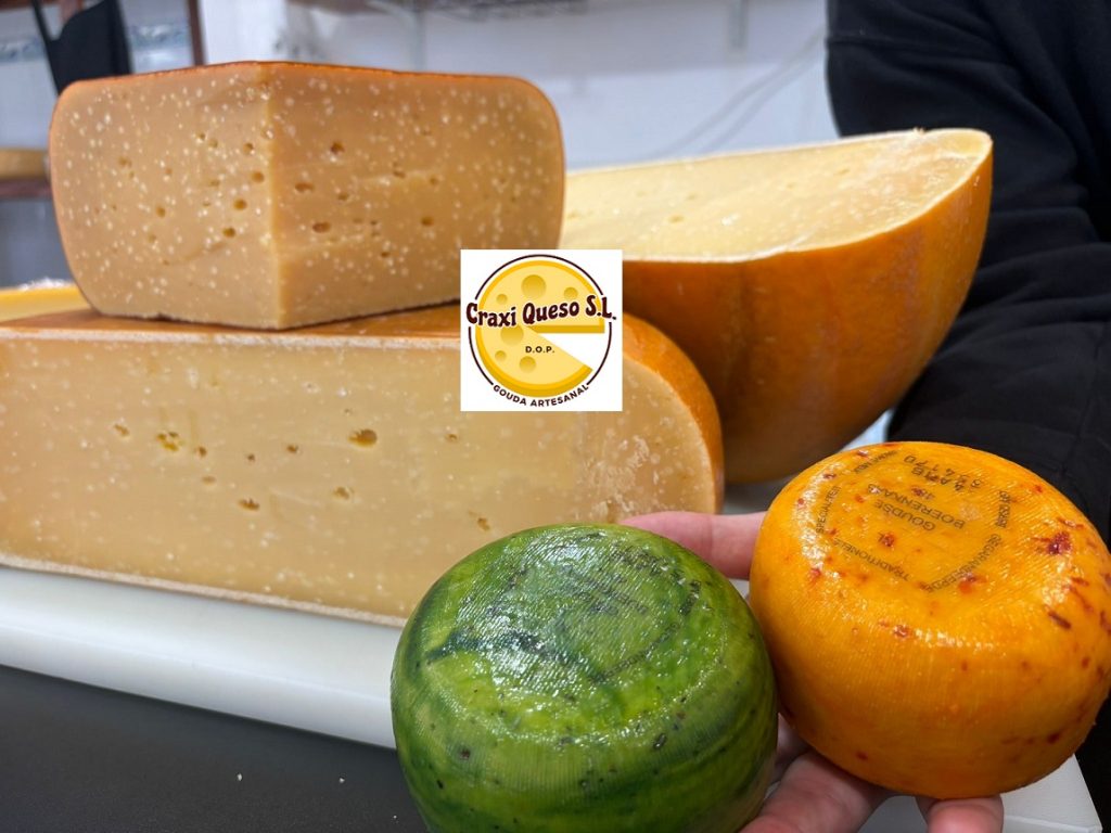 Comprar quesos online - El mejor queso Gouda holandés artesanal, disponible para comprar online en España. Nuestros expertos queseros cortan a mano, envasan al vacío y envuelven tu queso Gouda artesano de nuestra quesería en Málaga.