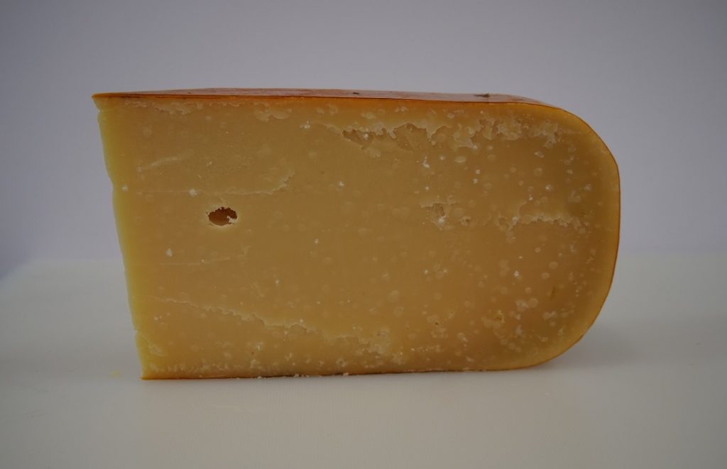 Quesos de leche de vaca curados Craxi, con 1, 2 y 3 años de curación. Queso Gouda Viejo Craxi, a la venta en España Queso artesanal holandés de leche cruda de vaca