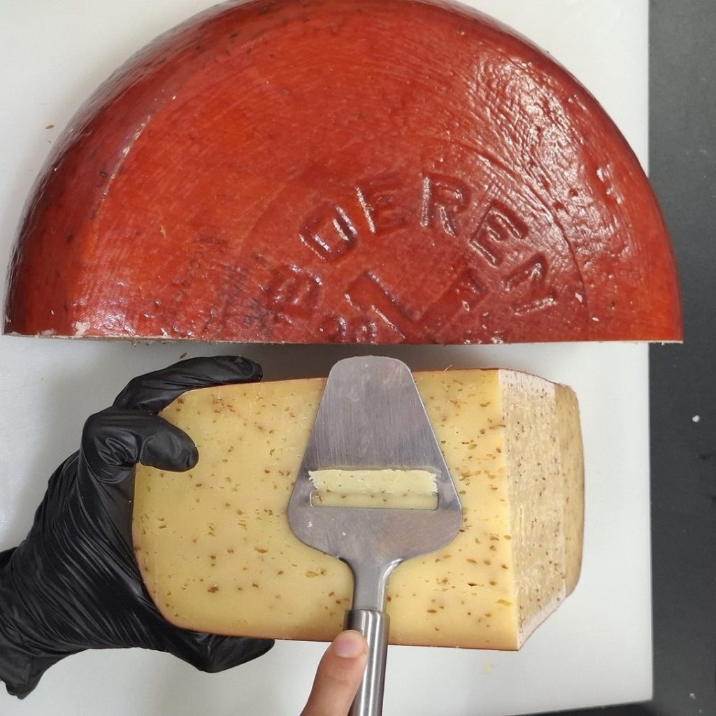 Queso bajo en grasa con comino. queso de vaca light con menos calorías y más proteínas y rico en calcio