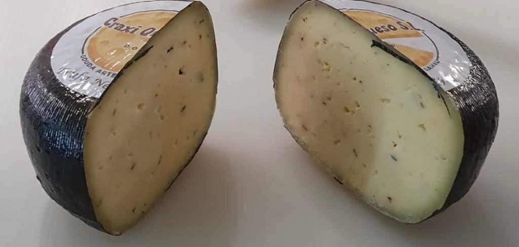 Farmhouse cow cheese with truffle. Price: €13.75/piece. Dutch artisanal Gouda cheese with black truffle for sale at Craxi Queso in Spain