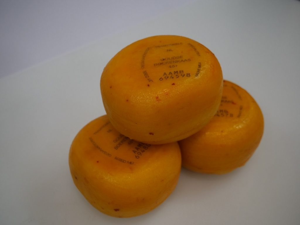 Queso de vaca con ajo de Craxi. Queso de vaca especiado con ajo, cebolla, pimiento, jengibre y rábano picante