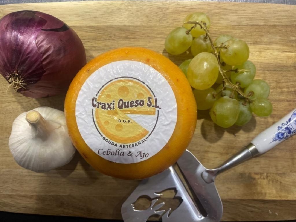 Queso de vaca con ajo, cebolla, pimiento, jengibre y rábano picante. Precio del queso de vaca de leche cruda: 11,60 € por pieza.