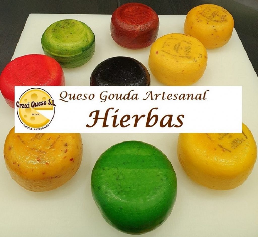 Queso con hierbas. Quesos aromáticos de leche de vaca de Craxi con finas hierbas y especias