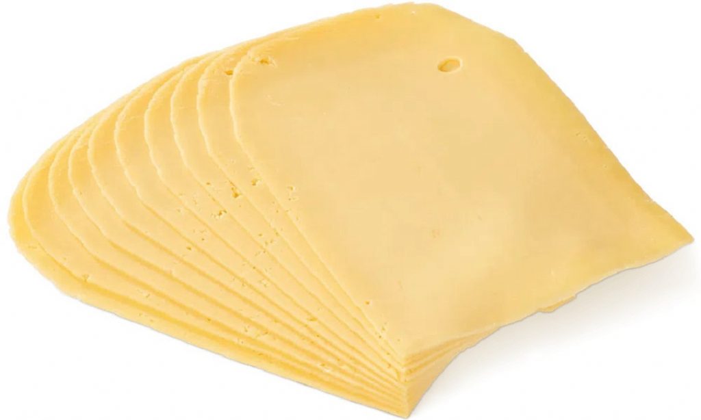 Lonchas de queso Gouda cortadas a partir de rectángulos de queso con bordes redondeados. Gouda industrial