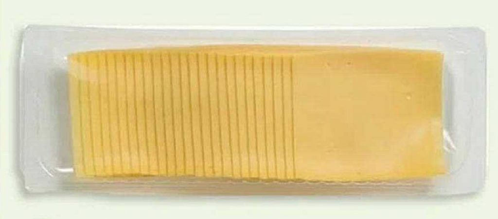 Lonchas de queso Gouda rectangulares cortadas a partir de rectángulos de queso. Gouda industrial