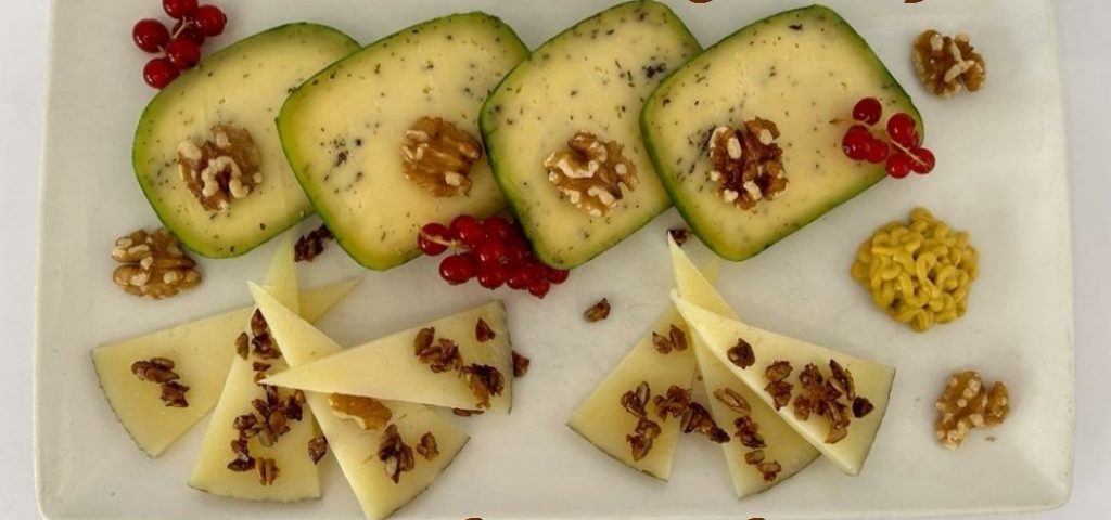 Tabla de quesos con queso de vaca con albahaca de Craxi y queso manchego