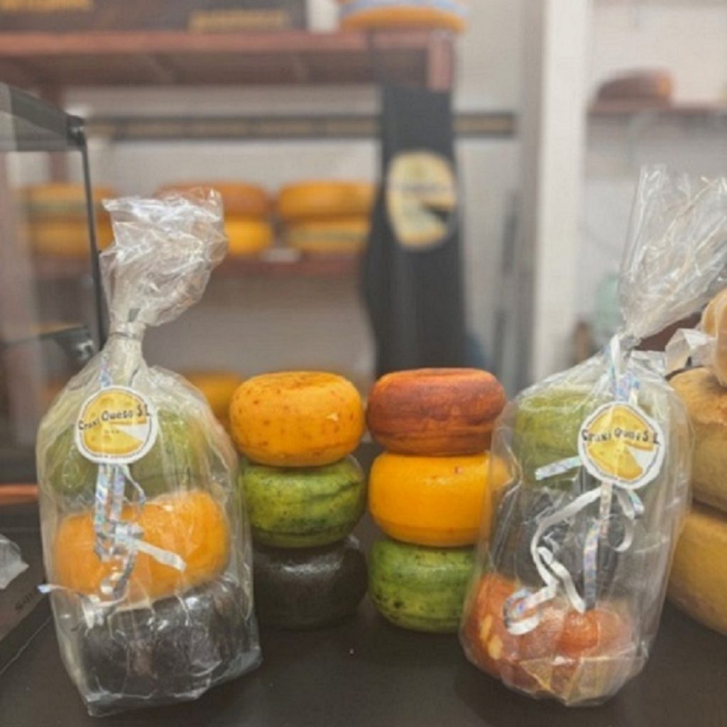 Cheese tasting pack. Gourmet pack with artisan cow's milk cheeses. Three distinct varieties, each with its own flavor profile