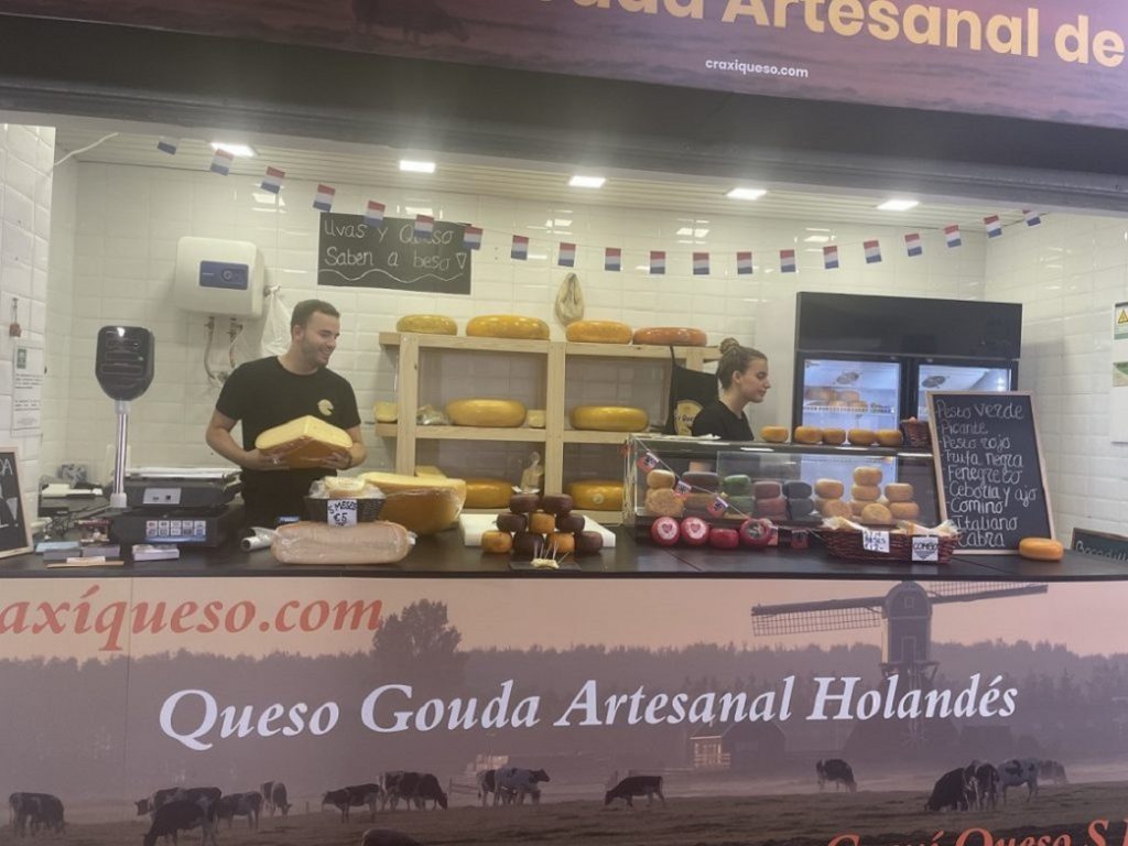 Artisan cheese shop in the La Merced Market: Dutch Gouda cheeses made from raw cow's milk in Malaga with national shipping via refrigerated transport.