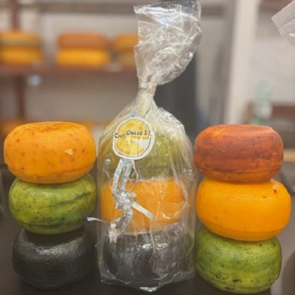 Artisanal Gouda cheeses make delightful business gifts – perfect for surprising clients on special occasions or as a thoughtful gesture.