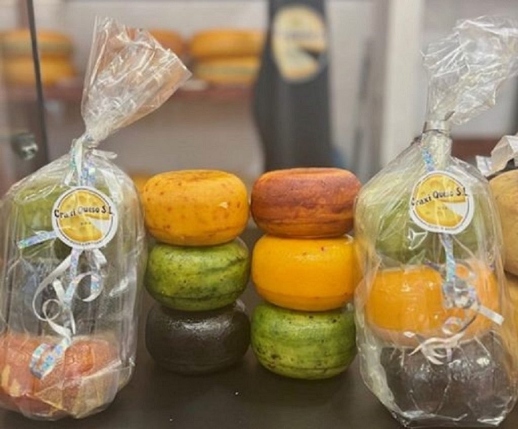 Una opción deliciosa para regalos corporativos. Queso Gouda artesanal con el logotipo de su empresa: un regalo que los empleados realmente apreciarán.